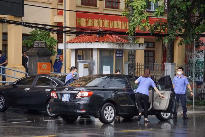 Tạm giam một cựu Phó trưởng Công an Đồ Sơn: Ngày 23/7, Viện KSND Tối cao tống đạt quyết định khởi tố bị can, bắt tạm giam đối với ông Phạm Quang Tuấn, cựu trung tá, Phó trưởng Công an quận Đồ Sơn (Hải Phòng) để điều tra về hành vi làm sai lệch hồ sơ vụ ma túy xảy tại quán karaoke trên địa bàn vào cuối năm 2020. 