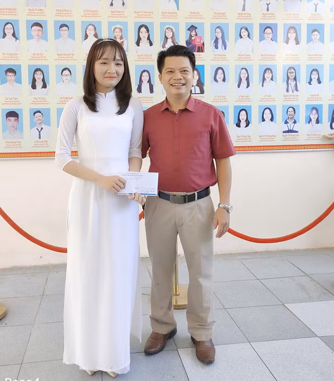 Võ Thị Kim Anh (học sinh lớp 12 Toán 1 của Trường THPT Chuyên Hà Tĩnh) không chỉ trở thành thủ khoa khối B mà còn là thủ khoa duy nhất giành 3 điểm 10. Với kết quả này, Kim Anh sẽ đăng ký nguyện vọng xét tuyển vào ngành Y khoa của Trường ĐH Y Hà Nội.