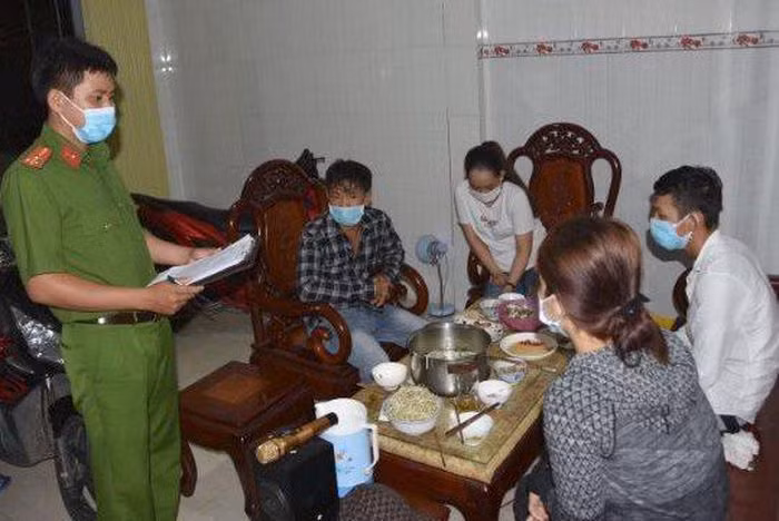  Tụ tập ăn nhậu, chủ nhà và nhóm bạn bị xử phạt: Chiều 26/7, người dân địa phương phát hiện chủ căn nhà ở xã Thạnh Phú (huyện Châu Thành, tỉnh Tiền Giang) và một số người khác tụ tập ăn nhậu, hát karaoke. Đến kiểm tra, Công an phát hiện chủ nhà cùng với 3 người khác đang tụ tập ăn nhậu. Công an lập biên bản vi phạm đối với 4 người này.