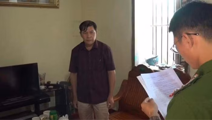  Khởi tố Trưởng phòng Dân tộc huyện Trùng Khánh: Ngày 21/7, Công an tỉnh Cao Bằng đã khởi tố bị can, bắt tạm giam đối với Mã Bế Dương, Trưởng phòng Dân tộc huyện Trùng Khánh. Theo điều tra, ông Dương đã vi phạm nghiêm trọng trong thực hiện hai gói thầu do Phòng Dân tộc UBND huyện Trùng Khánh là chủ đầu tư từ năm 2018. 