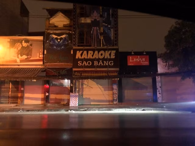 Cách ly xã hội: Quán karaoke, bar vẫn “ngoài đóng cửa, trong tệ nạn” phản cảm - Hình 7 Cach ly xa hoi: Quan karaoke, bar van “ngoai dong cua, trong te nan” phan cam-Hinh-7