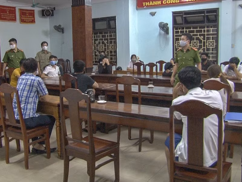 Cách ly xã hội: Quán karaoke, bar vẫn “ngoài đóng cửa, trong tệ nạn” phản cảm - Hình 2 Cach ly xa hoi: Quan karaoke, bar van “ngoai dong cua, trong te nan” phan cam-Hinh-2