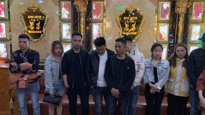 … tại phòng hát có 01 đĩa sứ (trên mặt đĩa có 01 thẻ nhựa), dưới nền của phòng hát có 01 túi nilon bên trong là tinh thể màu trắng. Sau khi đưa về trụ sở và test nhanh ma túy cả 16 người có kết quả dương tính với ma túy. (Ảnh: Baogiaothong) Nghệ An phá sới bạc khủng trong quán karaoke. (Nguồn: VTC)