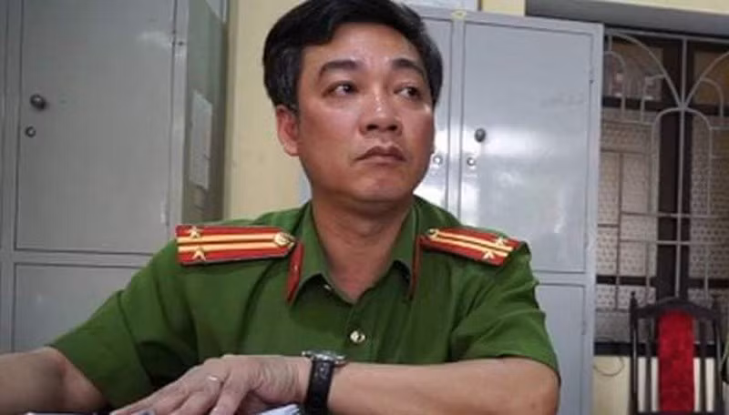 Trước đó, bà Đinh Thị Lý (SN 1964, trú tại tổ 3, phường Trần Lãm, TP Thái Bình), mẹ anh Mai Thế Duy (SN 1988, người bị Đường Nhuệ cùng đàn em đánh thương tật 15%) đã có đơn tố cáo đích danh ông Cao Giang Nam, Phó thủ trưởng cơ quan CSĐT CATP Thái Bình bao che cho Đường “Nhuệ”.