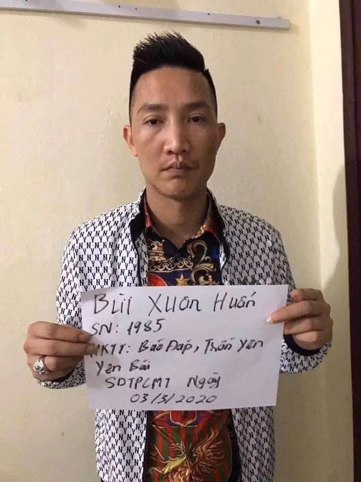  Huấn hoa hồng nhiều lần bị phát hiện dương tính với ma túy: Tên thật là Bùi Xuân Huấn (SN 1985, quê Yên Bái). Tối 4/3, công an TP Lào Cai, tỉnh Lào Cai phát hiện Huấn hoa hồng cùng nhóm bạn nghi sử dụng trái phép chất ma túy khi kiểm tra một cơ sở trên địa bàn. Qua kiểm tra, Huấn "hoa hồng" dương tính với ma túy. "Lực lượng chức năng đang lập hồ sơ đưa người Huấn "hoa hồng" vào trung tâm cai nghiện”.
