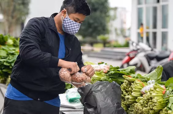 Chung cu 1.000 dan co vo chong mac COVID-19 duoc tiep te thuc pham the nao?-Hinh-13