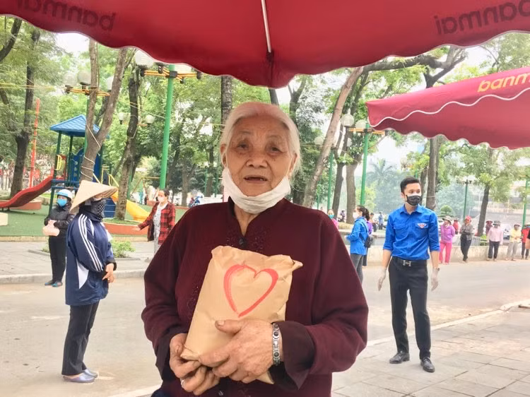 Nguoi dan ngoi ngay ngan, kin SVD cho den luot vao cay “ATM gao” o Ha Noi-Hinh-7