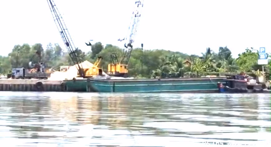 Dong Nai: Mot so ben thuy noi dia hoat dong ''chui