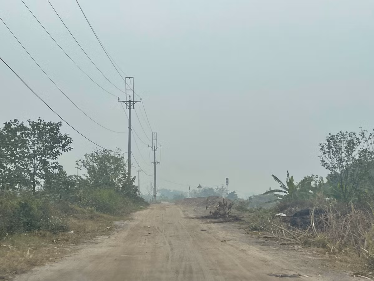 Con đường dẫn vào khu bến bãi không phép của ông Khổng Trường Giang.
