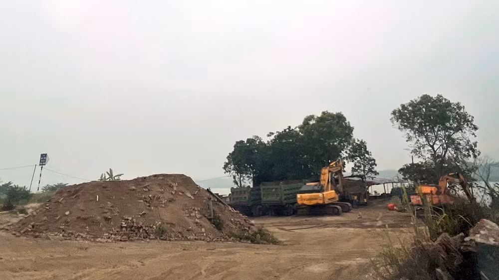 Dù đã quá hạn thông báo khắc phục vi phạm của UBND xã Phù Đổng (xong trước ngày 25/11/2024), nhưng máy xúc và các xe tải vẫn ngang nhiên xếp hàng, tập kết bên trong bãi trung chuyển không phép của ông Khổng Trường Giang.
