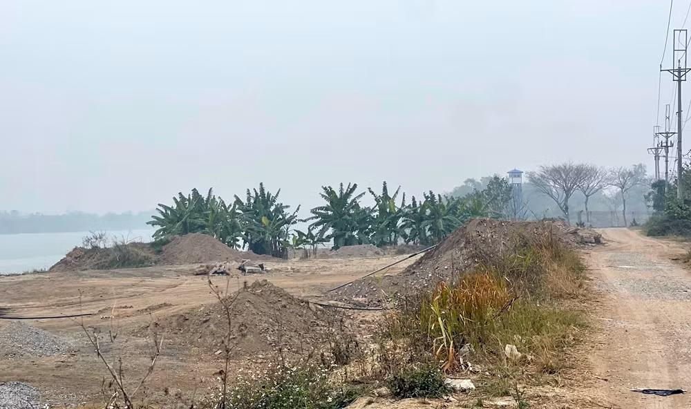 Hiện trạng bến bãi vi phạm không có mấy thay đổi so với thời điểm phóng viên ghi nhận vào những ngày giữa tháng 1/2025.
