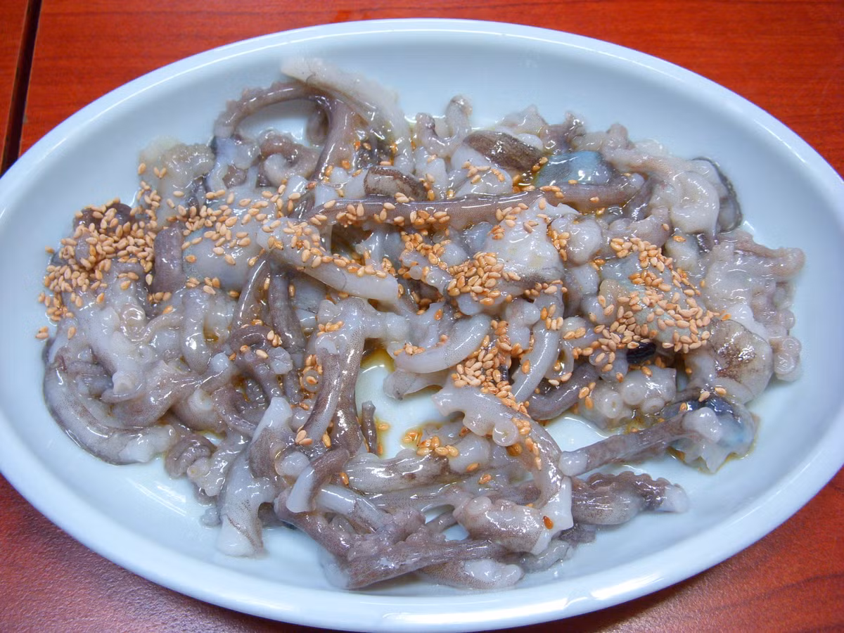 Đây là món Sannakji được làm từ bạch tuộc sống. Bạch tuộc dùng cho món này là loại nhỏ, vẫn còn nguyên con được cắt thành miếng được tẩm gia vị, một chút dầu vừng và ăn ngay. Ảnh: Google Images