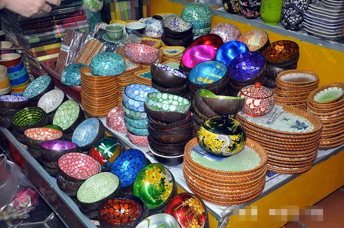 Những đồ thủ công mỹ nghệ được bày bán trong một cửa hàng lưu niệm. Ảnh Sina
