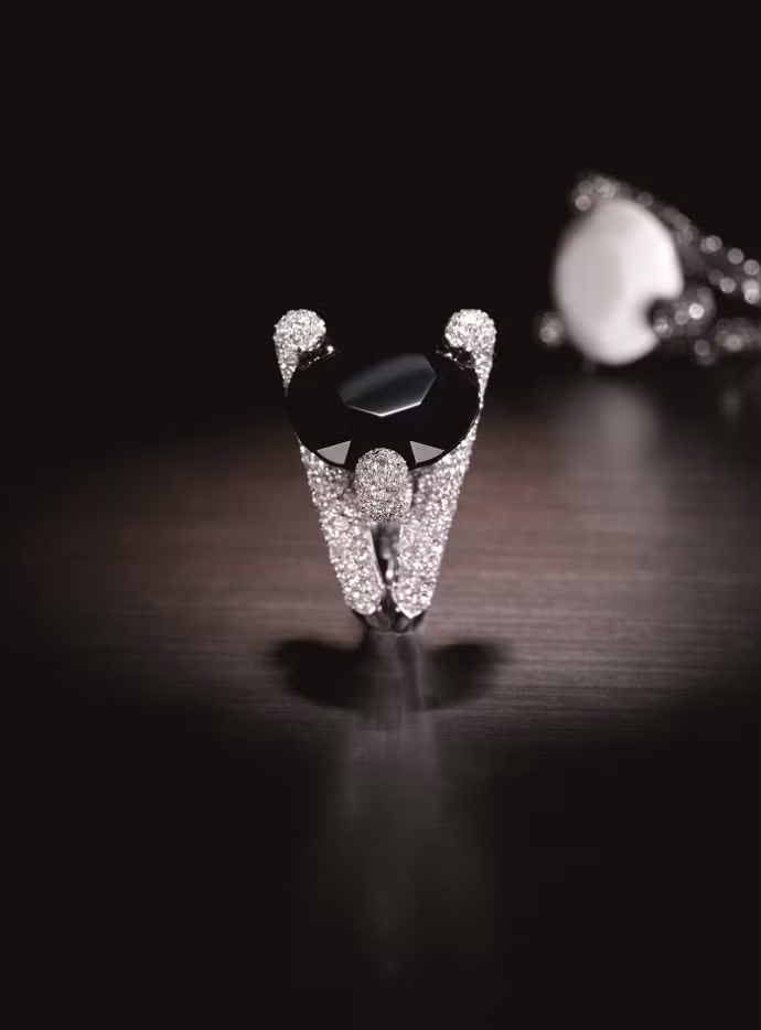 Hình ảnh những viên kim cương lấp lánh, thu hút sự chú ý trên bộ trang sức đắt đỏ tại triển lãm.