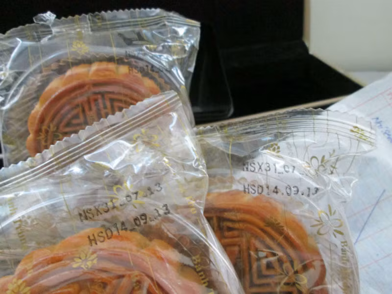 Các loại bánh bị biến dạng hoặc có dấu hiệu bong tróc lớp túi bọc, hộp bên ngoài thường được người bán dùng "chiêu" hạ giá để hút khách. Tuy nhiên, khách hàng không nên mua những loại bánh này.
