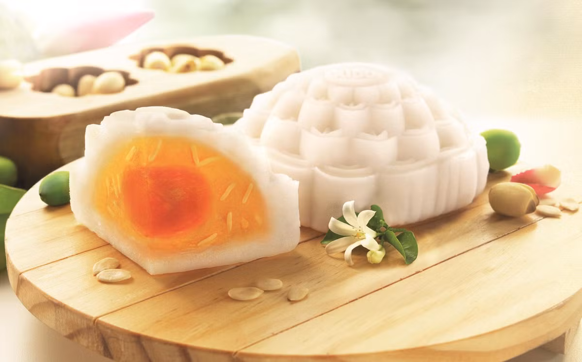 Thận trọng với các loại bánh có nhân lạ, nên hỏi kỹ về thành phần làm nhân bánh. Đối với các loại bánh tươi, bánh handmade có hạn sử dụng ngắn ngày, khi mua về nên dùng sớm để bánh còn ngon, đảm bảo.