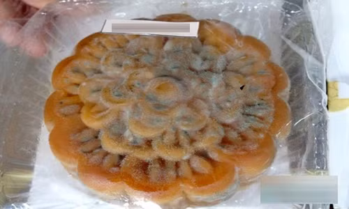 Chieu doc phan biet banh trung thu gia lua nguoi