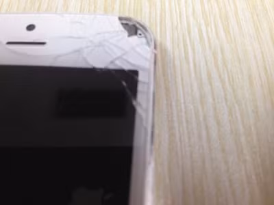 Xém chết khi dùng iPhone cũng khiến không ít người kinh hãi. Tháng 8/2013, một phụ nữ có tên là Li (Trung Quốc) đã bị mảnh vỡ của điện thoại iPhone 5 phát nổ bay thẳng vào mắt, suýt bị mù.