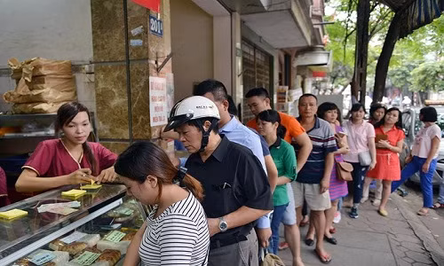Trong sáng nay, cửa hàng Bảo Phương còn lại ở địa chỉ 201 Thụy Khê khách vẫn đến tấp nập. Nhiều người xếp hàng chờ mua bánh trung thu do cơ sở này sản xuất.