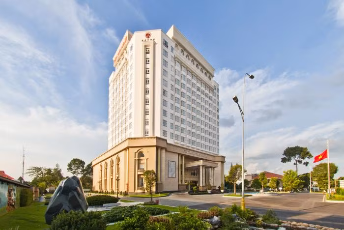 Khách sạn Tân Sơn Nhất Sài Gòn (quận Phú Nhuận, TP HCM) chuẩn quốc tế 5 sao, là khách sạn duy nhất có bãi đáp trực thăng tại tầng thượng, phục vụ khách VIP và thương gia cao cấp.