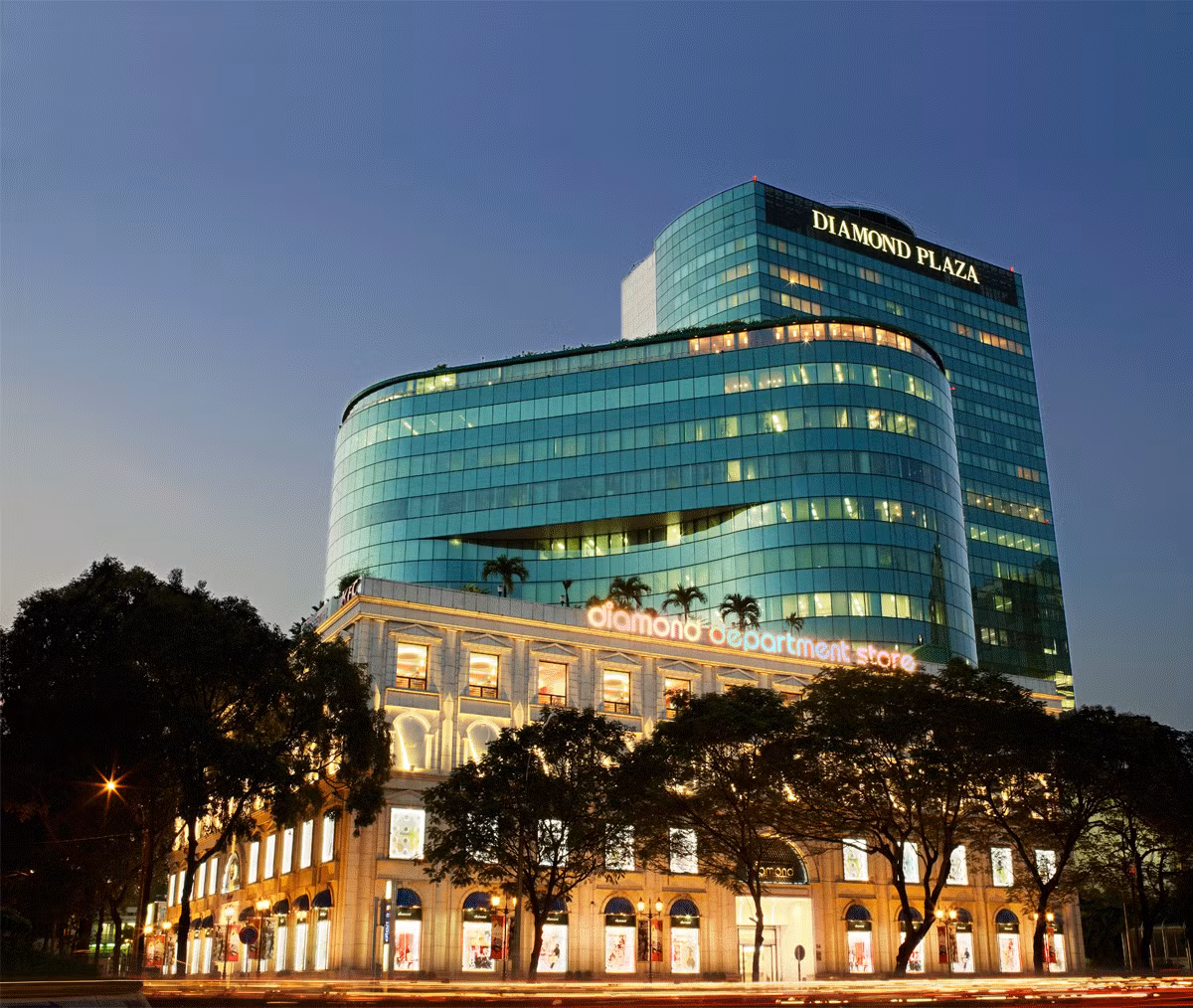Trung tâm thương mại Diamond Plaza (quận 1, TP HCM) cũng có bãi đáp cho trực thăng hiện đại.