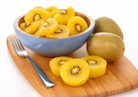 Kiwi vàng chứa nhiều vitamin và chất khoáng hơn kiwi xanh. Chúng có tác dụng đặc biệt tốt, tăng hấp thụ các chất sắt và vitamin C. Do đó, Kiwi vàng trở thành trái cây bổ dưỡng cho bà bầu và thai nhi. Đây cũng là lí do khiến loại quả này đắt hơn loại kiwi xanh.