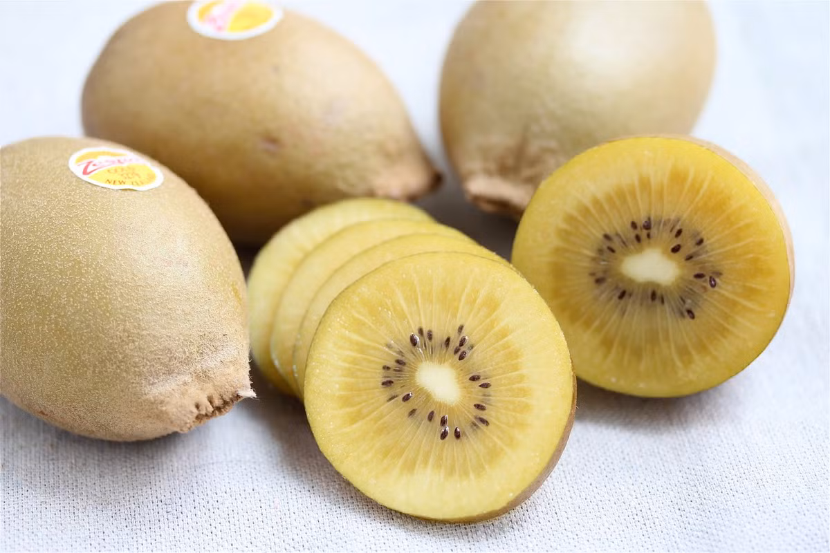 Trên thị trường, nhiều cửa hàng hạt giống online rao bán hạt giống kiwi vàng, giá 20.000 đồng/hạt.