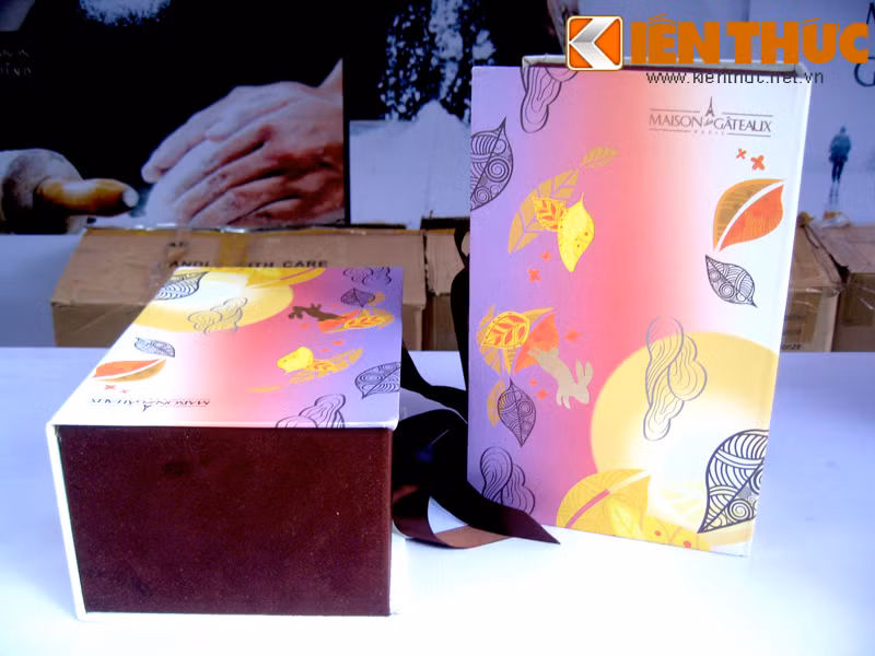 Hộp giấy hình chữ nhật, với nắp lật của một set bánh trung thu.