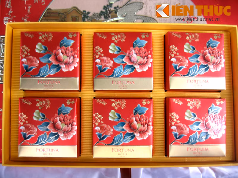 Họa tiết hoa hồng đỏ khá sang trọng và lịch sự của một set bánh.