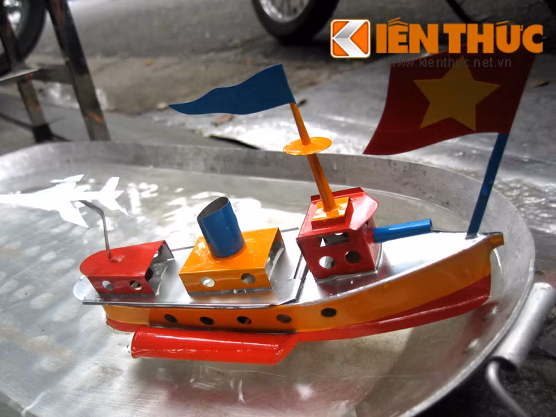 Thay vì bán những món đồ chơi trung thu quen thuộc như đèn lồng, mặt nạ... chủ cửa hàng này nhập những chiếc tàu thủy được chế tác thủ công về bán. Giá mỗi chiếc tàu dao động từ 270.000 - 800.000 đồng/chiếc, tùy kích thước và các chi tiết cầu kỳ trên tàu.