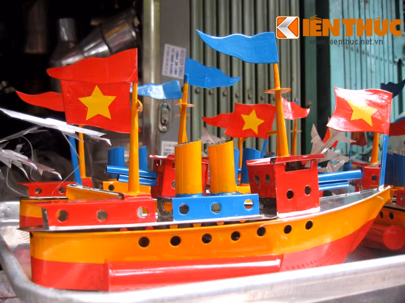 Những chiếc tàu sắt chạy bằng dầu được bày bán tại hàng Thiếc (Hoàn Kiếm, Hà Nội) thu hút rất nhiều khách hàng tò mò xem và chọn mua.