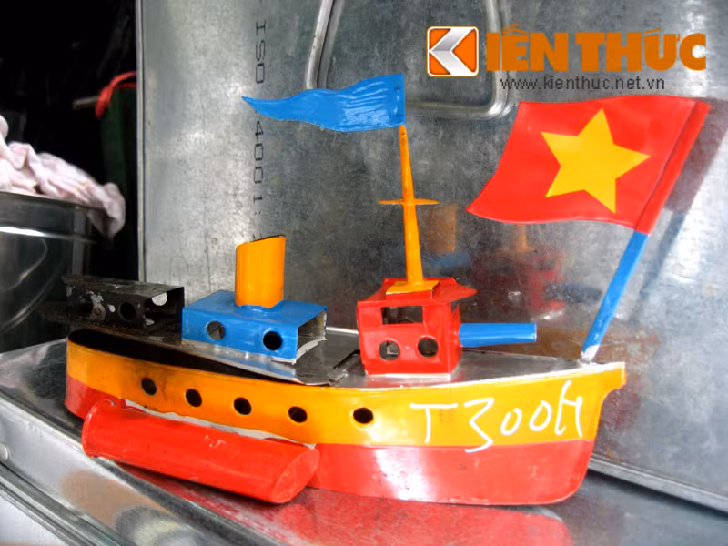 Theo một số khách hàng khi chọn mua sản phẩm thì tàu thủy bằng sắt có thể chạy được như tàu thật được xem là món đồ chơi hạng sang của không ít trẻ em thập niên 90.