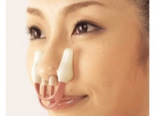 Bên cạnh những món đồ nội y, phụ kiện nội y, chị em cũng từng săn lùng rất nhiều phụ kiện làm đẹp. Kẹp nâng mũi để có sống mũi cao được rao bán với giá 20.000 -80.000 đồng/chiếc.