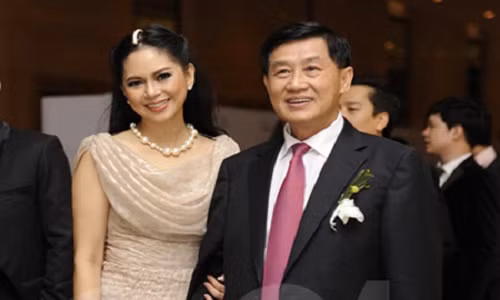 Gia đình của ông Johnathan Hạnh Nguyễn và bà Lê Hồng Thuỷ Tiên là cặp đôi giàu có nhất nhì Việt Nam. Vợ chồng đại gia nắm trong tay Tập đoàn xuất nhập khẩu Liên Thái Bình Dương (IPP), sở hữu hơn 150 cửa hiệu bán lẻ, đầu tư hai trung tâm thương mại lớn bao gồm Tràng Tiền Plaza (Hà Nội) và Rex Arcade TP HCM) với nhiều thương hiệu Chanel, Salvatore Ferragamo, Burberry, Versace đắt đỏ.
