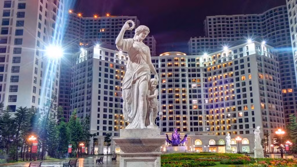 Khu đô thị Royal City (Nguyễn Trãi, Hà Nội) là một trong những điểm đến ưa thích của không ít cư dân Hà Nội và nhiều tỉnh thành trong cả nước nhờ cảnh quan thiết kế phong cách hoàng gia độc lạ.