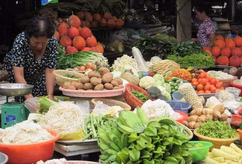 Trong chỉ mùa nắng nóng, mùa mưa dịch vụ này cũng được dịp hốt bạc. Giá phí vận chuyển dao động từ 10.000 - 50.000 đồng, sau khoảng 1-4 tiếng từ khi xác nhận đơn hàng, khách đã nhận được thực phẩm đi chợ.