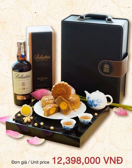 Khách sạn Hà Nội tung dòng bánh trung thu Vương Kim Chi Ngộ với giá 12.398.000 đồng, gồm 4 bánh trung thu và một chai rượu Whisky 12 năm.