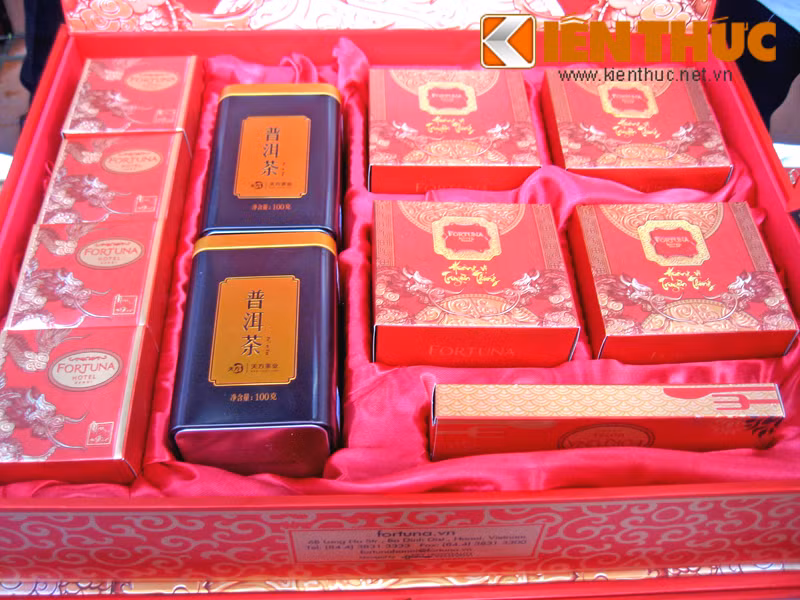 Bên cạnh đó là bộ bánh VIP trà sang trọng. Theo nhân viên của khách sạn, với khách hàng mua số lượng lớn từ 10-20 hộp sẽ được giảm giá 10%. Bộ bánh nướng 7 ngôi sao (1 bánh lớn, 7 bánh nhỏ nhân trứng) có giá 1.280.000 đồng.