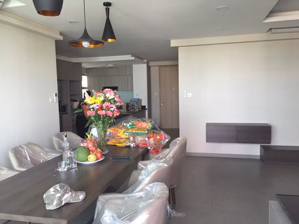 Nhà mới toanh của Tuấn Hưng nằm gần bờ sông nên đón nhiều nắng, gió. Nội thất bên trong nhã nhặn, lịch sự.