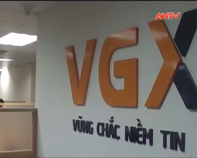 Để lôi kéo khách tham gia, Công ty đầu tư VGX có quy định ứng trước cho khách số tiền "ảo" gấp 100 lần tiền ký quỹ, nhưng nếu thấy khách thua gần chạm đến số tiền này, lập tức công ty sẽ thao tác hủy giao dịch. Vì vậy, khách hàng chỉ được phép thu trong số tiền thật có của mình. Ngoài ra, các đối tượng còn có nhiều “chiêu” khiến khách chơi rất ít khi thắng, chủ yếu là thua, để kiếm lời.