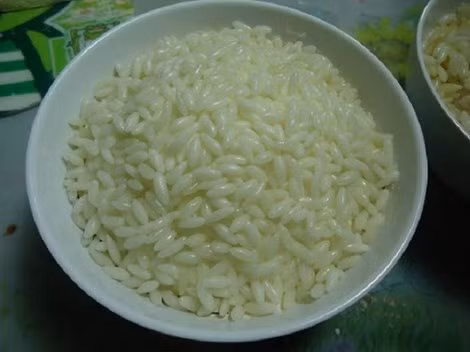 Kinh hãi hơn, nếu người tiêu dùng mua phải gạo giả làm từ nhựa, mức giá của chúng vẫn đắt đỏ không kém hàng thật. Thậm chí, để đẩy giá lên trời, người bán gắn mác gạo ngoại cho hàng giả.