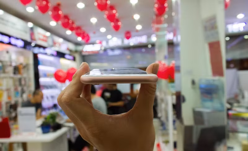 Phần cạnh trên của máy.