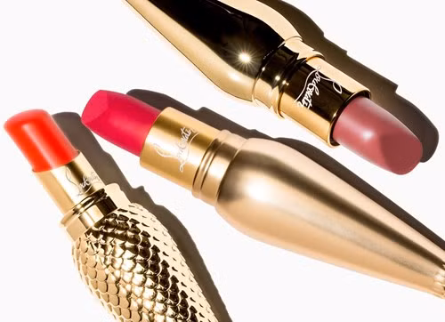 Son Christian Louboutin có giá trên 2 triệu đồng/thỏi đang tạo cơn sốt "cuồng phong" đối với các tín đồ thời trang. Người tiêu dùng sẵn sàng chi tiền lùng mua loại son này để khẳng định sự nữ tính và sự quý phái tuyệt đối.