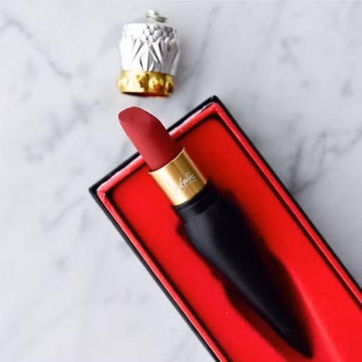 Đánh trúng tâm lý, thiết kế thỏi son đẹp, lại có tên tuổi Christian Louboutin, thỏi son gót nhọn khiến bất kỳ phụ nữ nào cũng muốn sở hữu để chứng tỏ sự sành điệu và am hiểu thời trang.