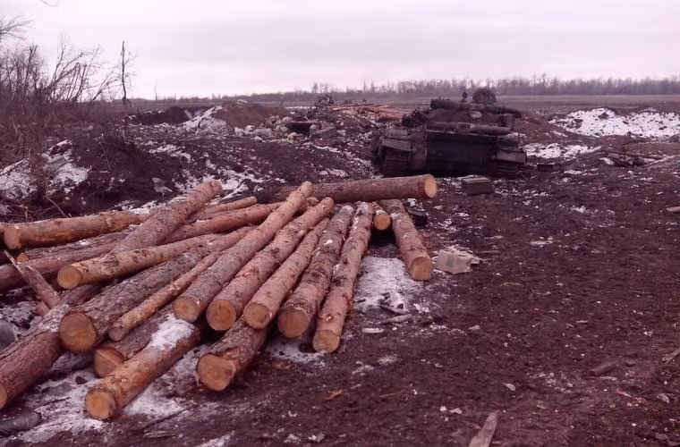 Còn đây là một công sự phòng ngự của Quân đội Ukraine bị phá hủy tan tành, cùng với đó là xác xe tăng.