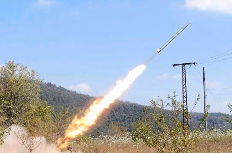 Đạn rocket 122mm 9M22M của ĐKB có thể đạt tầm bắn tối đa đến 11km. Trong ảnh, đạn 122mm của hệ thống Grad-P mà quân nổi dậy Syria đang khai hỏa.