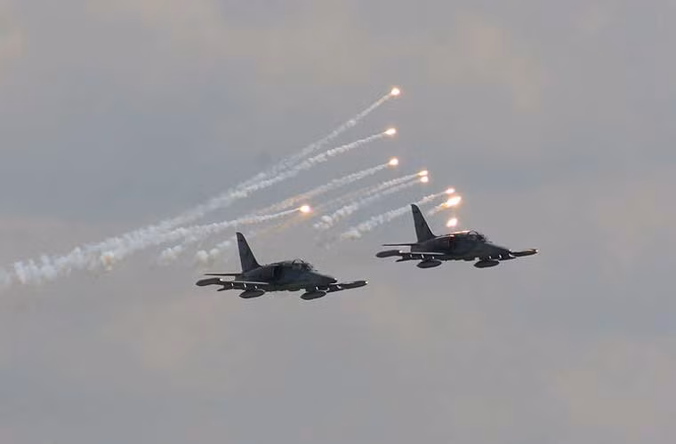 L-159 được trang bị radar điều khiển hỏa lực Grifo-L có thể theo dõi 8 mục tiêu cùng lúc, hệ thống chiến tranh điện tử (gồm radar cảnh báo sớm, mồi bẫy nhiệt). Như vậy, L-159 có khả năng đối phó hiệu quả với tên lửa tầm nhiệt – thứ vũ khí mà quân IS có rất nhiều.