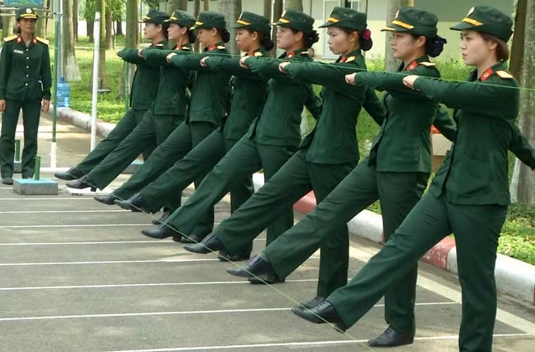 Họ tập đi tập lại để mỗi lần vung tay và đưa chân ra đều có một điểm dừng chính xác mà mặt không phải nhìn xuống.