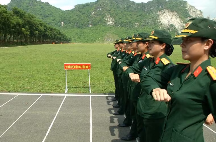 Họ đến từ nhiều đơn vị khác nhau, nhiều người có con nhỏ, nhưng đều có chung một mục đích là, luyện tập hăng say và hết mình để đi đội ngũ sao cho đúng, đều, mạnh, đẹp. Ảnh: Da mặt họ đen sạm vì nắng, mặc dù đã sử dụng rất nhiều các loại kem chống nắng.