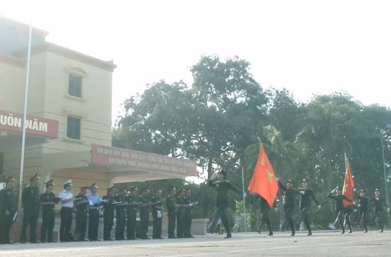 Trong luyện tập diễn binh, diễu hành chuẩn bị lễ kỷ niệm, mừng chiến thắng... cấp Nhà nước, mỗi khối hành tiến bao giờ cũng có hai tổ quân kỳ, gồm tổ chính thức và tổ dự bị.